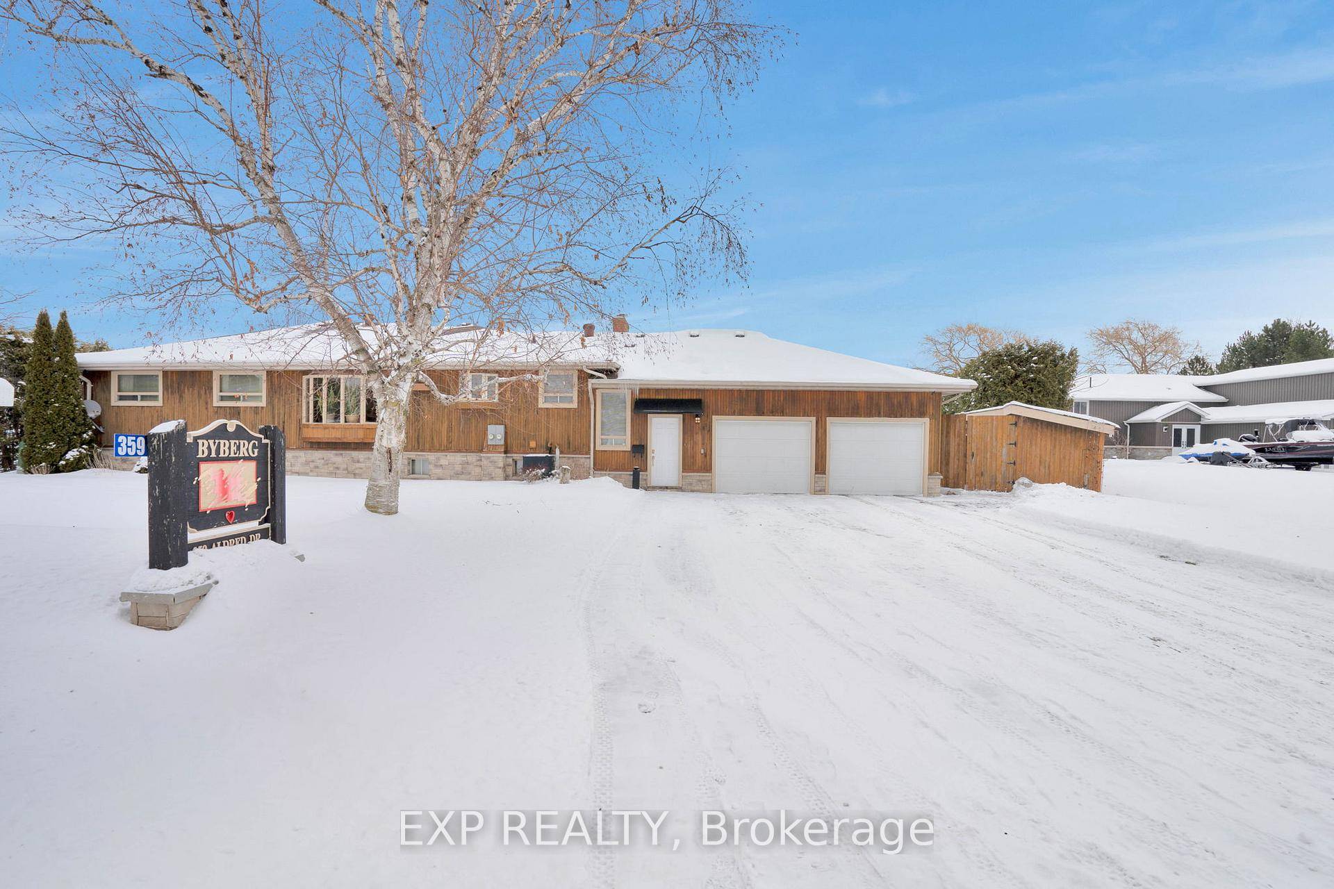 BEAUTIFUL WATERFRONT HOME ON A LARGE FLAT MANICURED LOT WITH 137 FEET OF WATERFRONT FUN, SOLID CUSTOM BUILT FAMILY HOME LOADED WITH FEATURES ON A FAMILY FRIENDLY STREET 10 MINUTES ...
