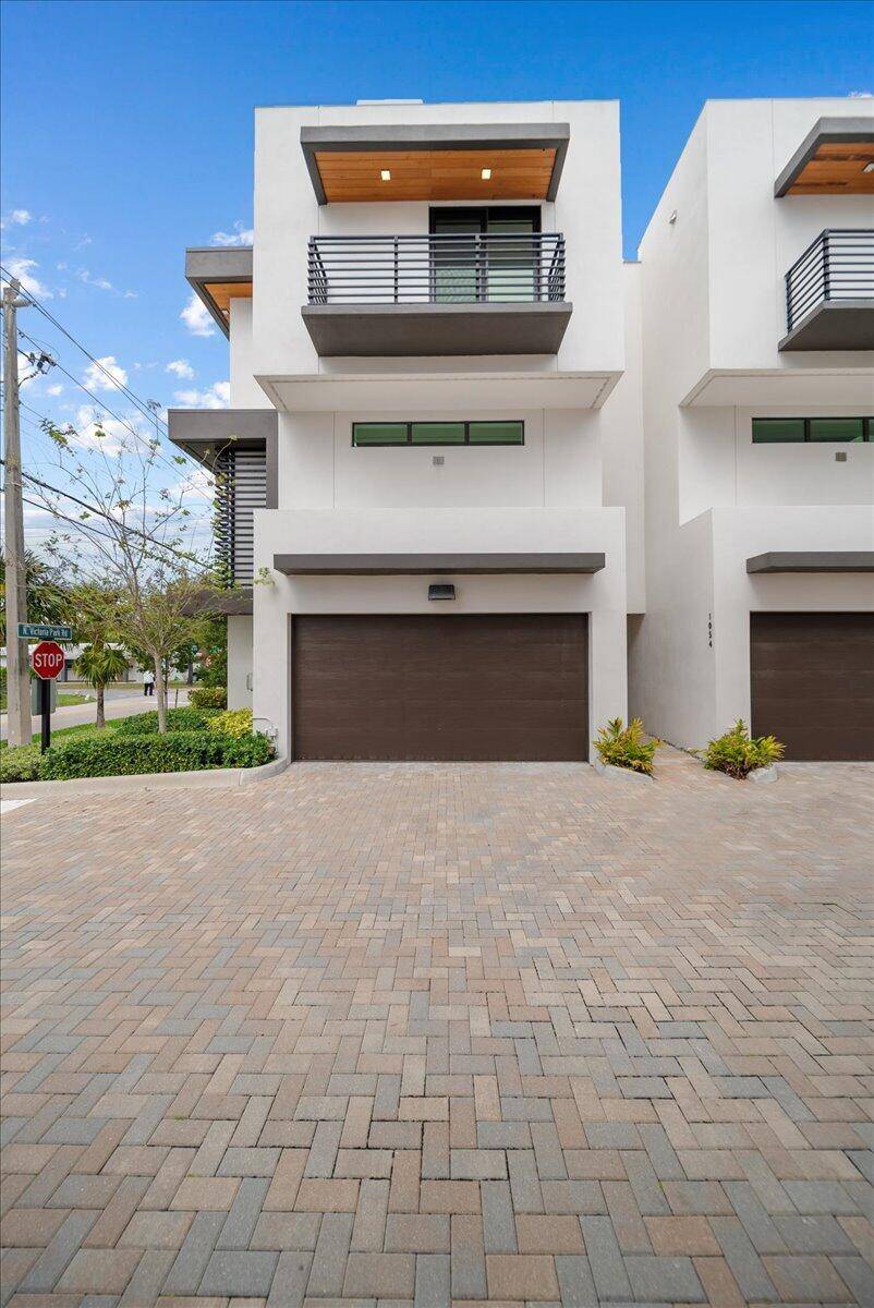 A hidden gem just north of downtown, Lineo offers both convenience tranquility removed from the hustle bustle, while being 10 minutes from the best of Las Olas, Fort Lauderdale Beach ...