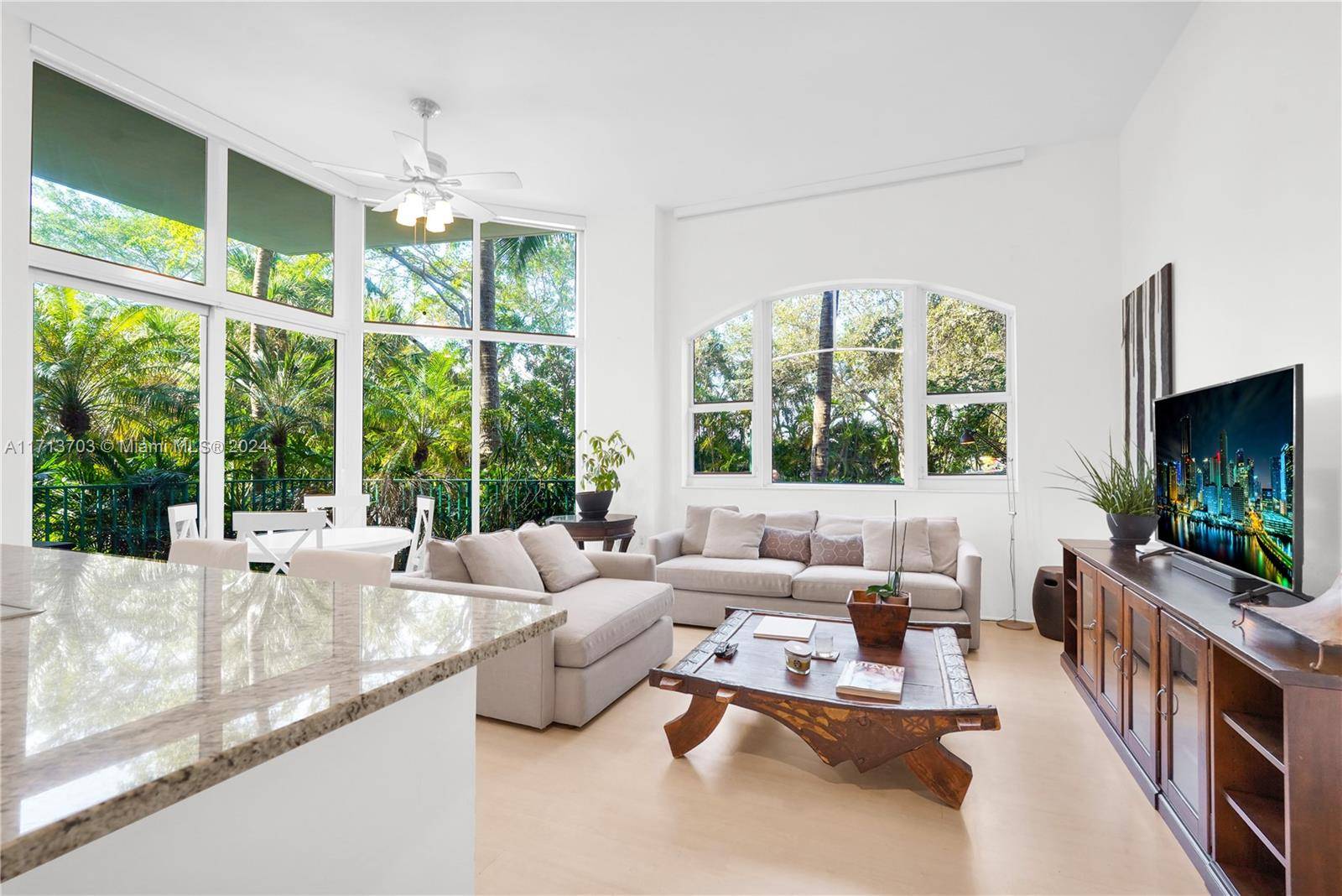Beautiful Garden Apt. 2 Bedroom 2 Bathroom, 14' Ceilings, very bright and airy.