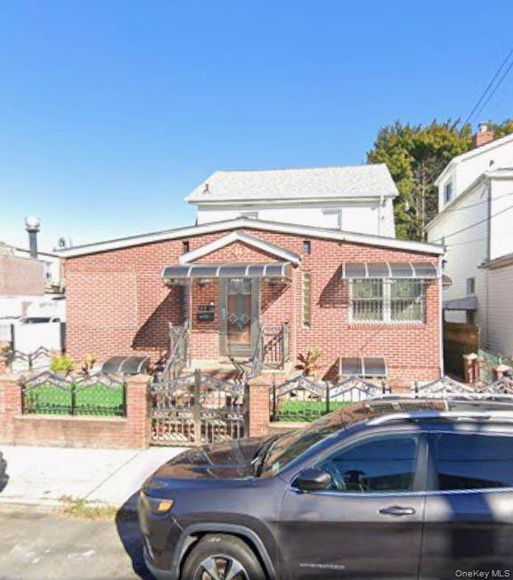 Welcome to this beautiful investment property location in Saint Albans NY.