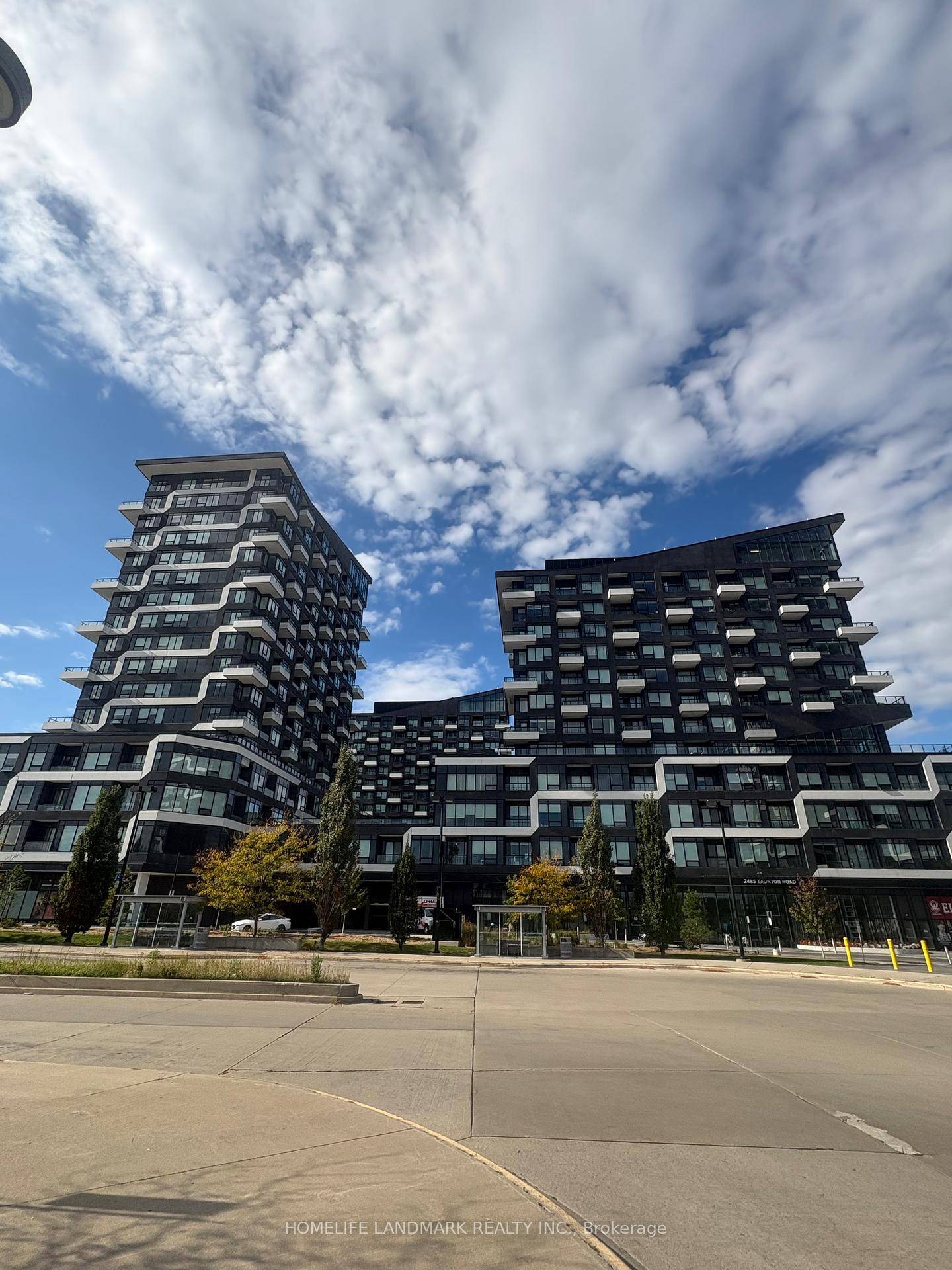 Well maintained 2 Bedroom Condo In The Heart Of Uptown Core Oakville !
