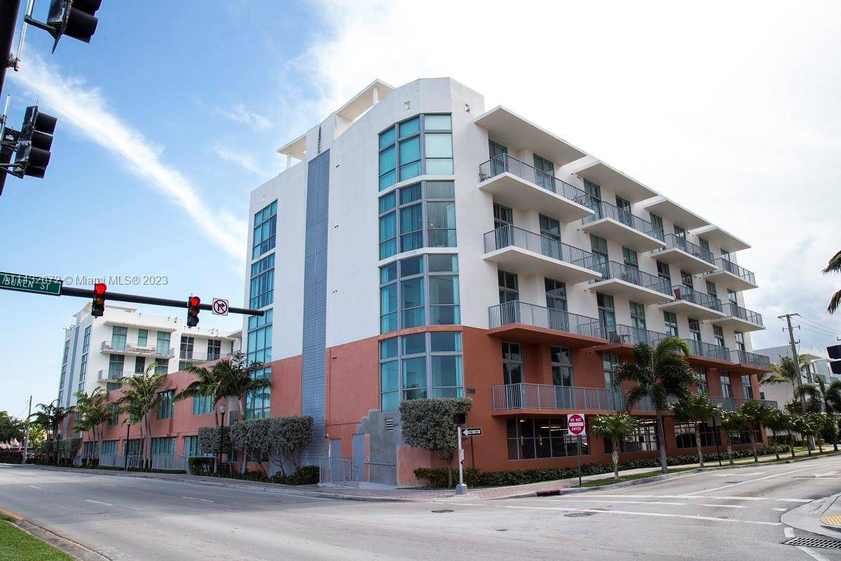 2BR 2BA loft located in the center of Hollywood.