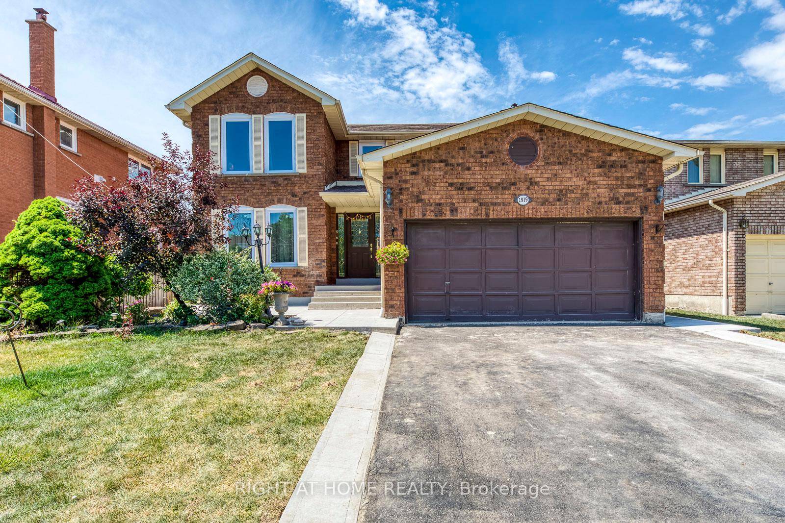 Tastefully Renovated, Bright, Spacious, 4 Bed House In A Highly Sought After, Top School Neighbourhood John Fraser On A Quiet Child Safe Street.