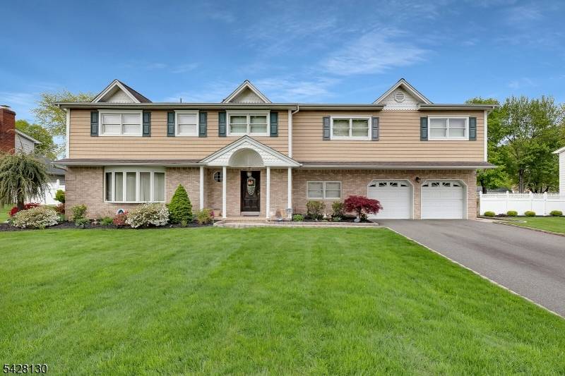 Welcome to this stunning single family home offering the perfect blend of space, comfort, and versatility.