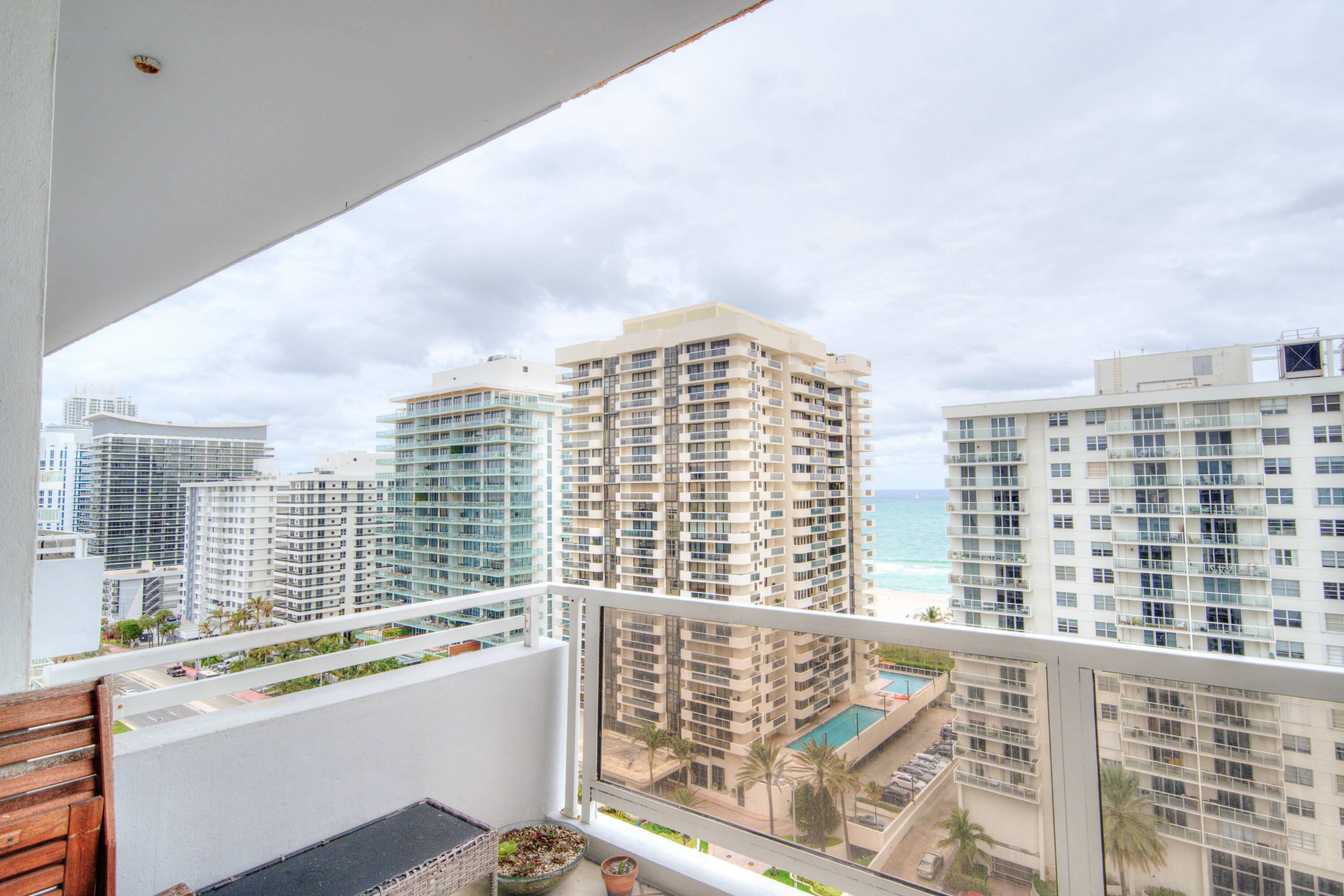 Spacious 2 2, Split Plan Corner Unit featuring a partial Ocean View.