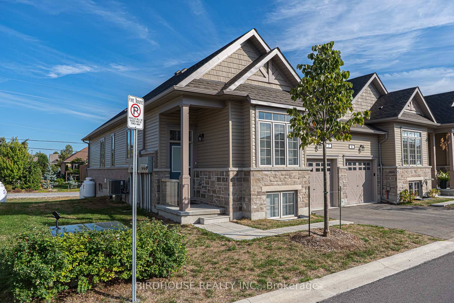 Beautiful end unit townhome in a highly prestigious neighbourhood in Bobcaygeon.