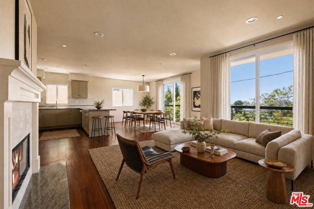 2255   Fox Hills Dr 3BR La