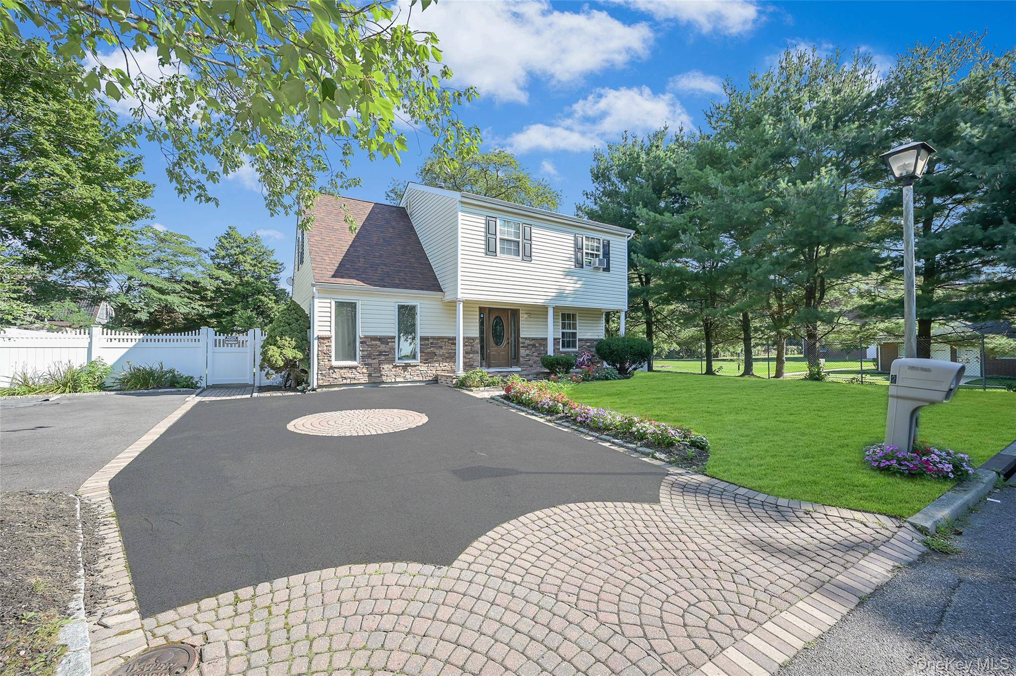 Beautiful and Spacious Colonial in Central Islip !