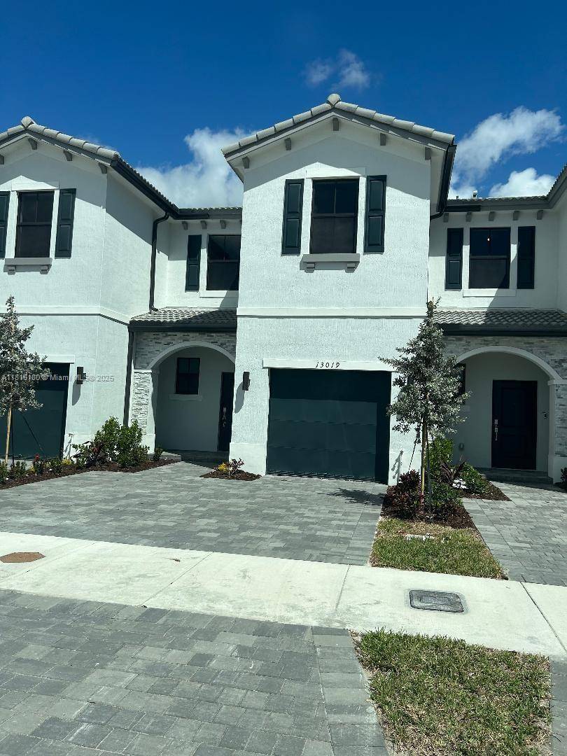 BEAUTIFUL TOWNHOUSE UNDER MARKET VALUE 3 ROOMS 2 1 2 BATHS BACKYARD, LENNAR PROPERTY 1 OWNER INITIALLY PURCHASED ON 03 2023 SELLER HAS ONLY OCCUPIED FOR ABOUT 3 YEARS.