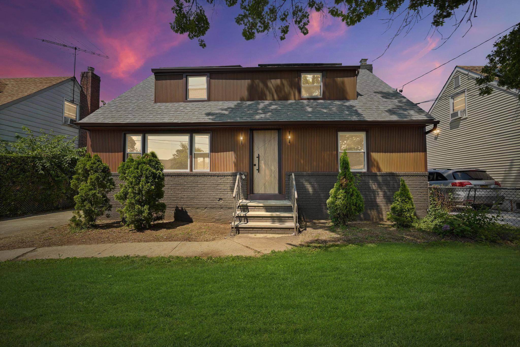 Stunning Extra Modern Single Family Home 5 Beds Finished Basement Separate Entrance Welcome to this beautifully upgraded and meticulously maintained extra modern one family home featuring 4 spacious bedrooms, 3 ...