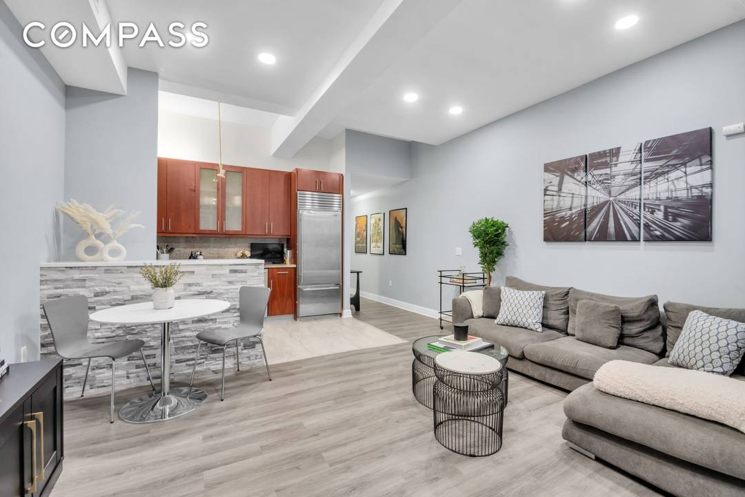 Chic amp ; Modern One Bedroom in FiDi Loft Like Living !