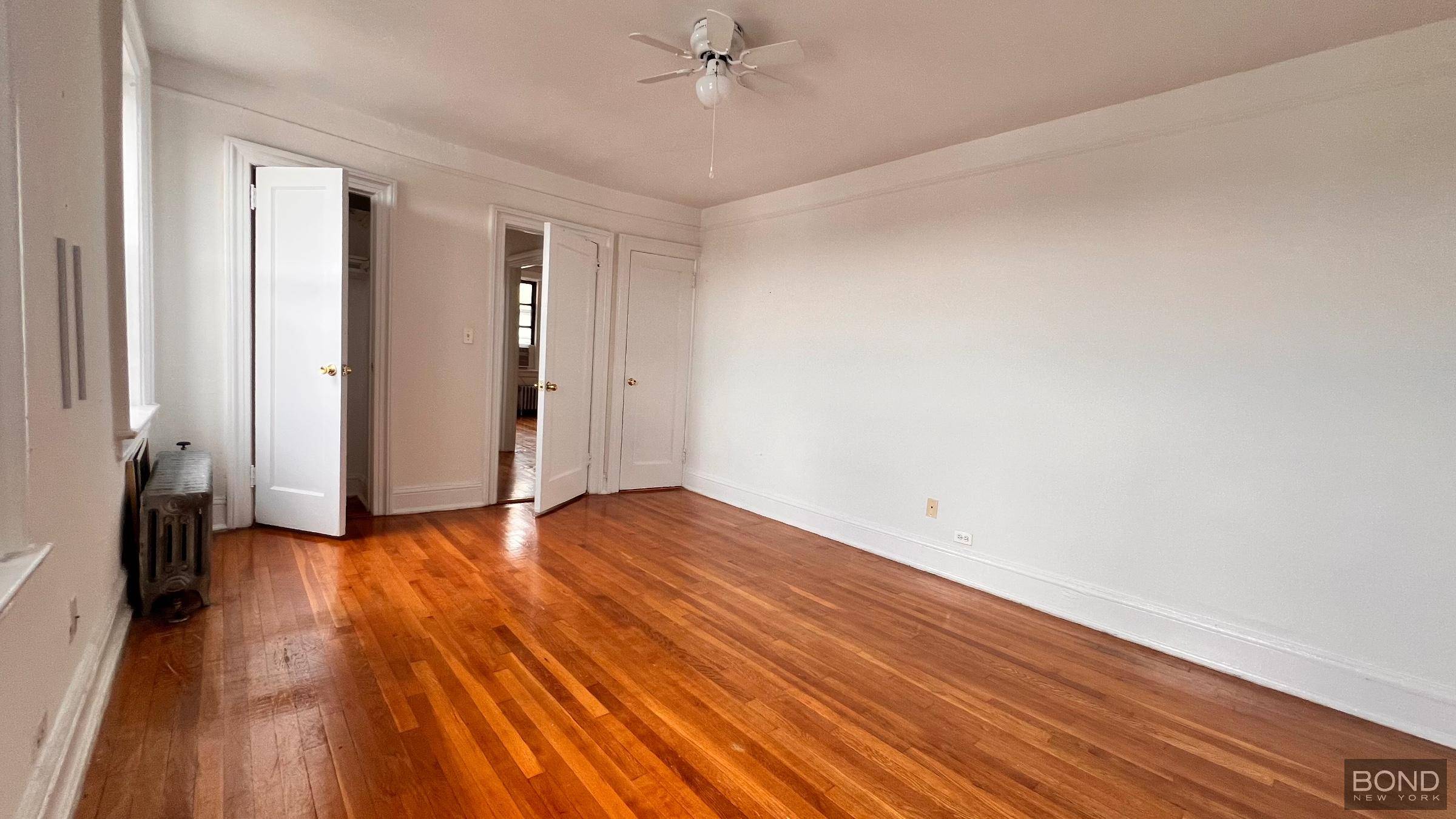 Bright amp ; Spacious 3 Bedroom with Skyline Views in Prime AstoriaWelcome to Apartment F9 at 32 15 35th Street a lovely top floor 3 bedroom home offering abundant natural ...