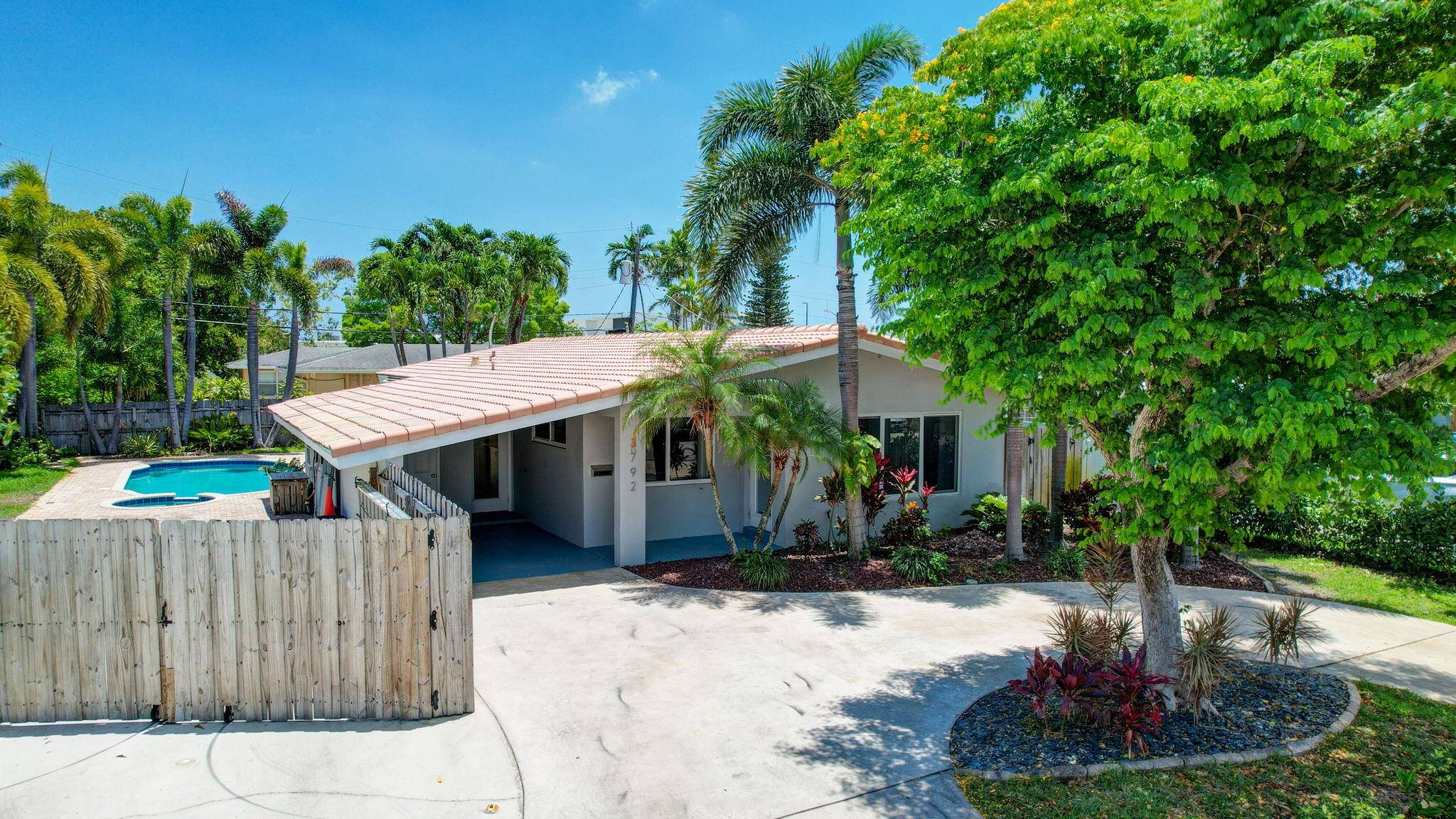 Welcome Home ! Come see this beautiful 2 bedroom, 2 bath pool and spa home with a den on a corner lot.