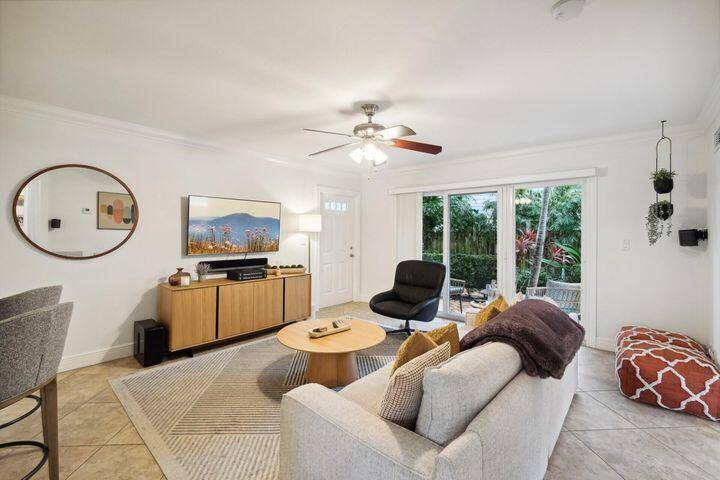 Newly furnished unit in the highly desired Palm Square apartments !