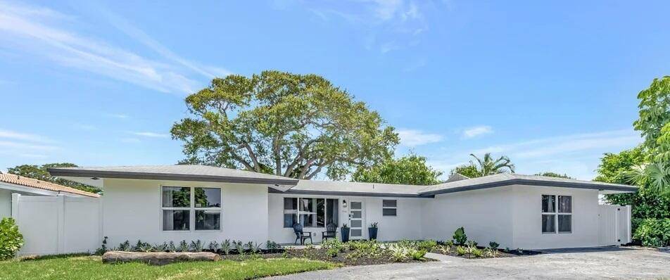 Welcome home to this beautifully remodeled home on a dead end street in the highly sought after lighthouse point neighborhood.