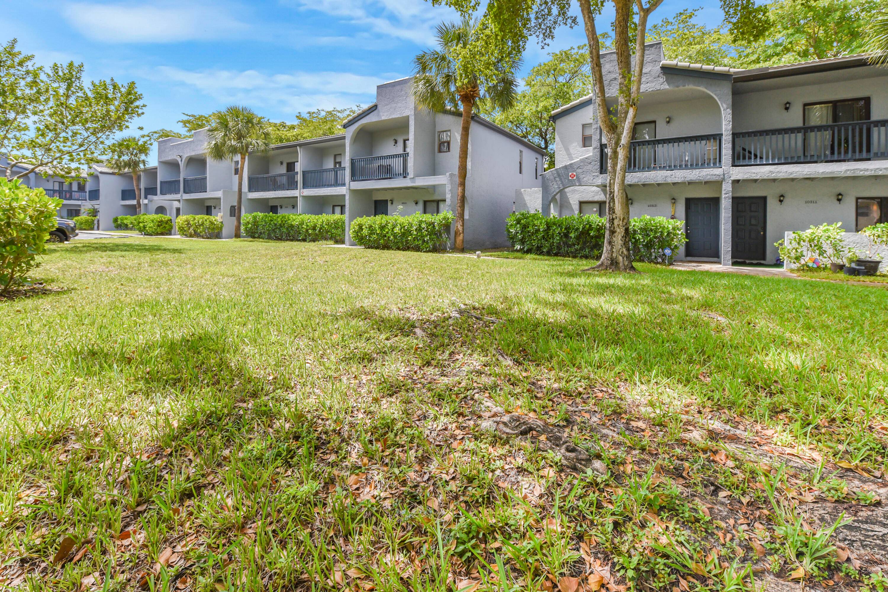 Beautiful 2 Bedroom, 2. 5 Bath Two Level Townhome in the Heart of Coral SpringsWelcome to this charming and well maintained townhome offering comfort, convenience, and value.