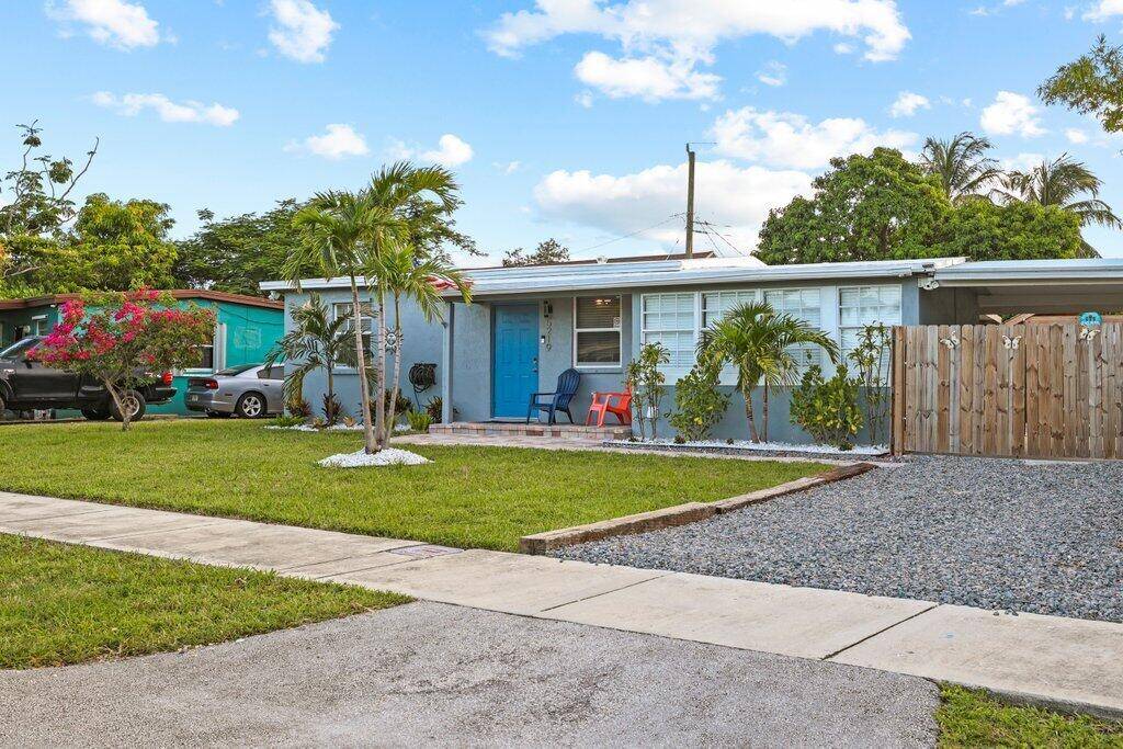 HUGE PRICE IMPROVEMENT, SELLER MOTIVATED, ALL OFFERS CONSIDERED Welcome to your dream home in Pompano Beach !