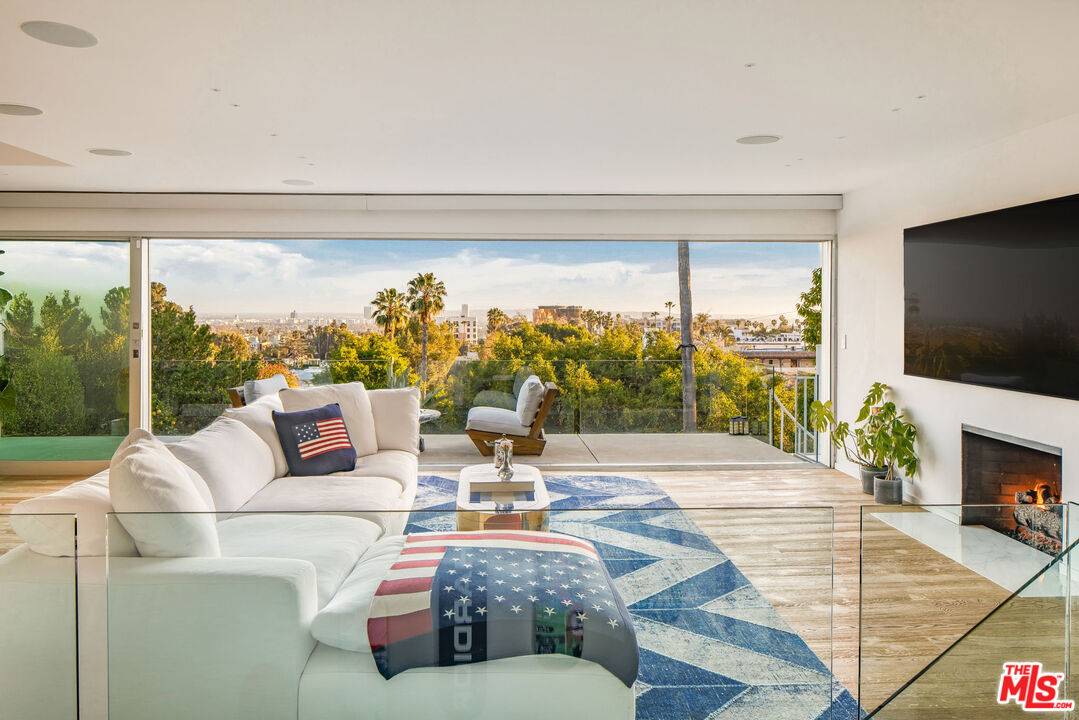 7924 Hillside Ave 4BR Hollywood Hills East La