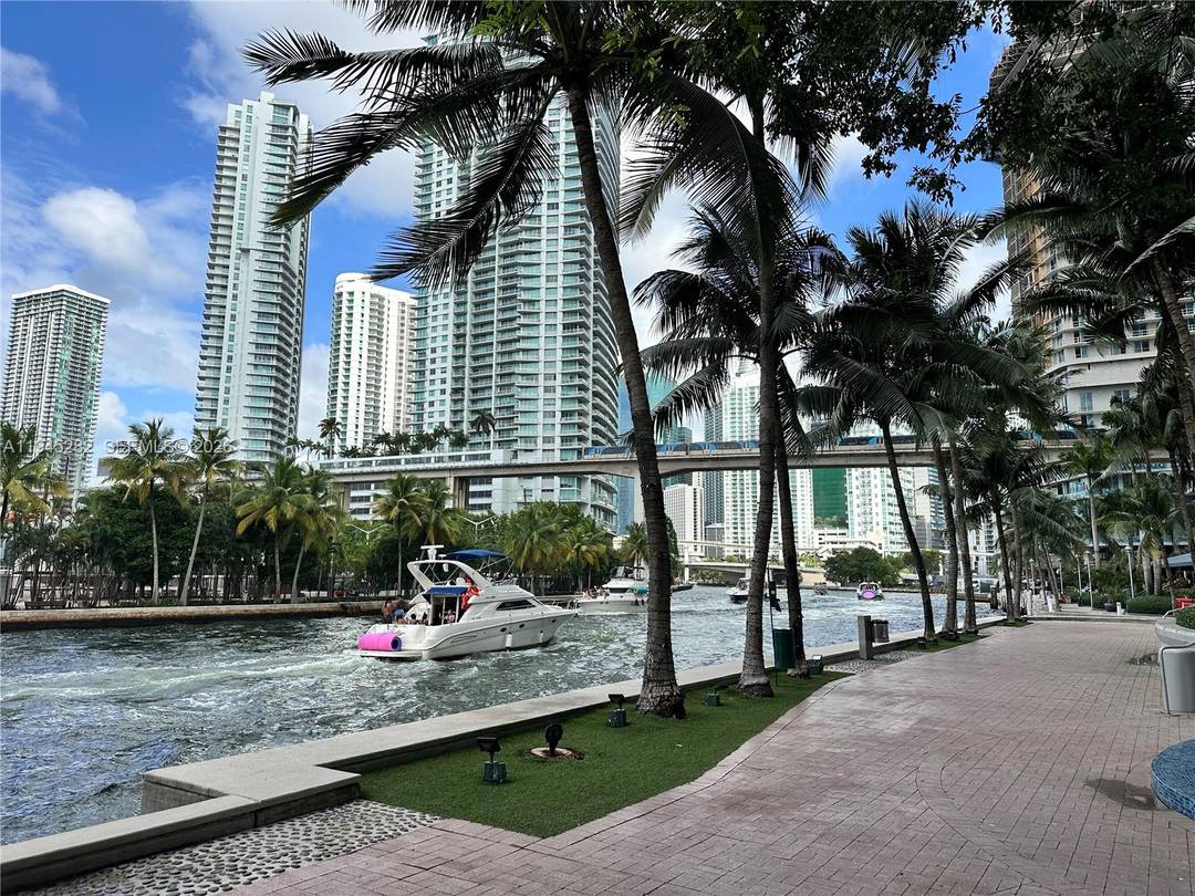 Spacious 1BD Den with stunning bay, city amp ; Brickell views !