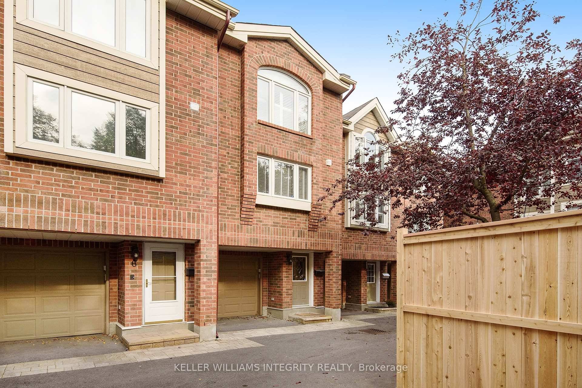 Experience luxury, style, and unbeatable convenience in this fully refreshed Golden Triangle townhouse steps from the canal, Elgin Street, Parliament, Rideau Centre, and uOttawa.