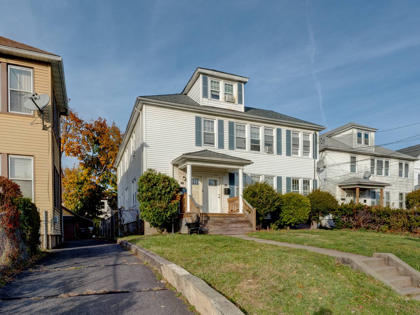 Welcome to this great investment opportunity or owner occupied multi family dulpex !