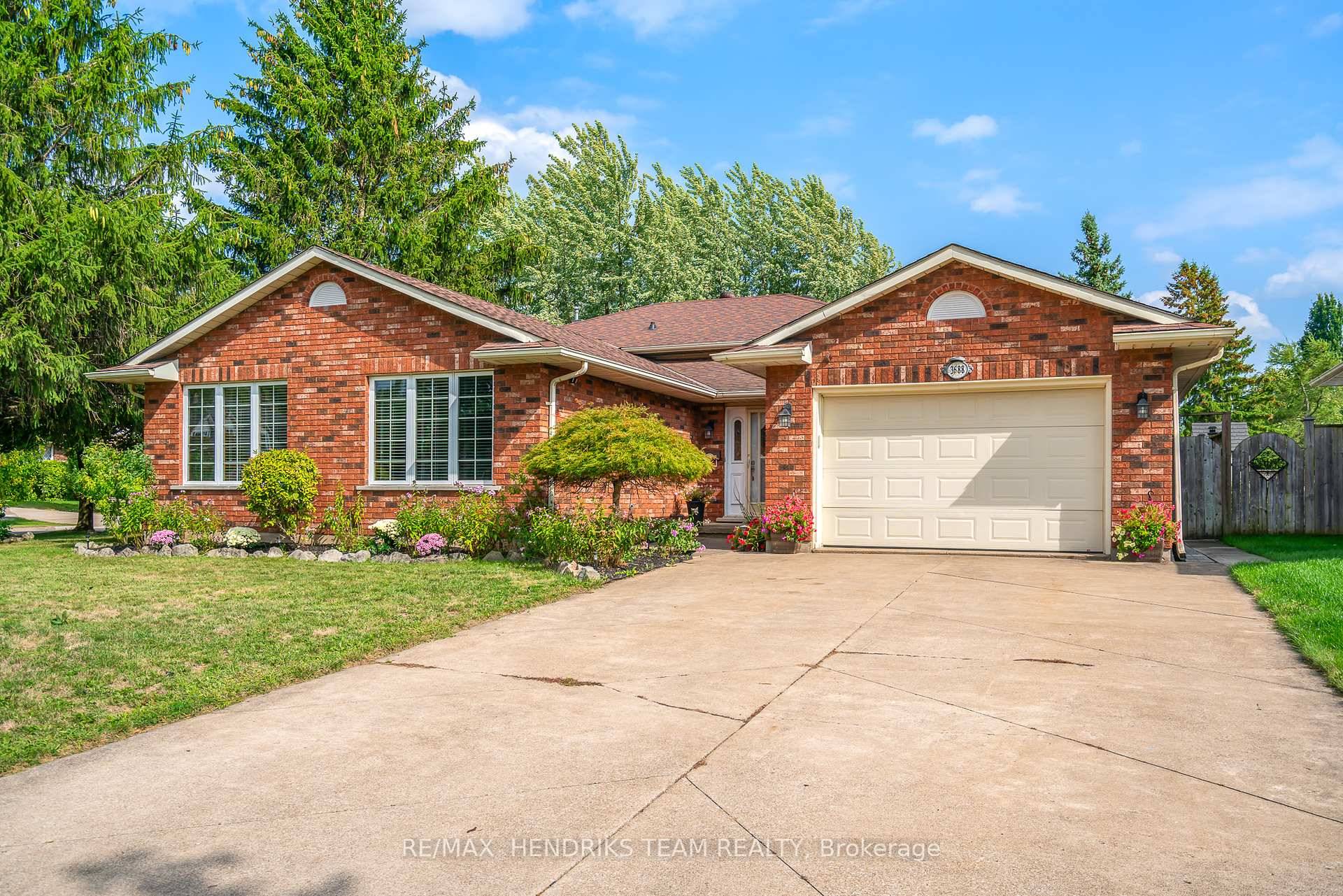 Welcome to this massive 4 level backsplit, ideally situated on a prime corner lot in sought after Mount Carmel.