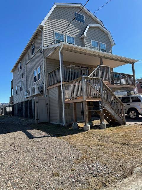 Welcome to this completely updated 2 BR apartment with high end finishes and full size washer dryer laundry room Large open concept unit with an EIK equipped with Samsung stainless ...