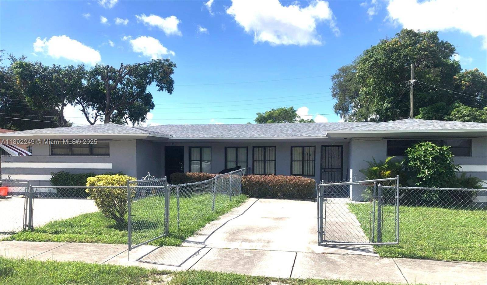 This sizable duplex, roughly 2, 300 sf per owner on a generous 7, 950 sf lot, presents a tremendous investment opportunity.