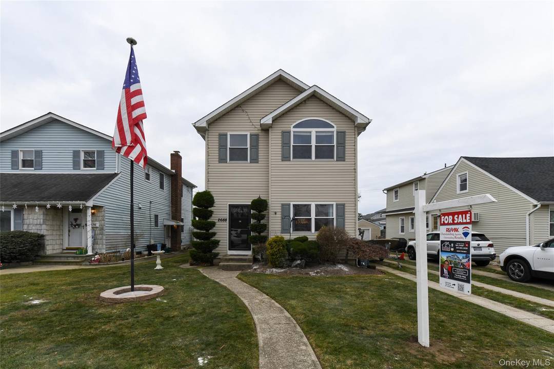 This elegant single family residence boasts numerous recent upgrades, including a renovated kitchen and oak flooring, situated in a prime residential location.