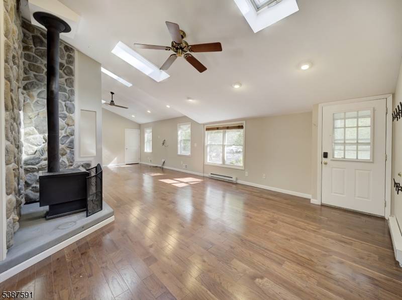 Idyllic gem in desirable Warren Twp !