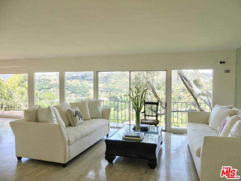 811 LINDA FLORA DR 4BR Brentwood La
