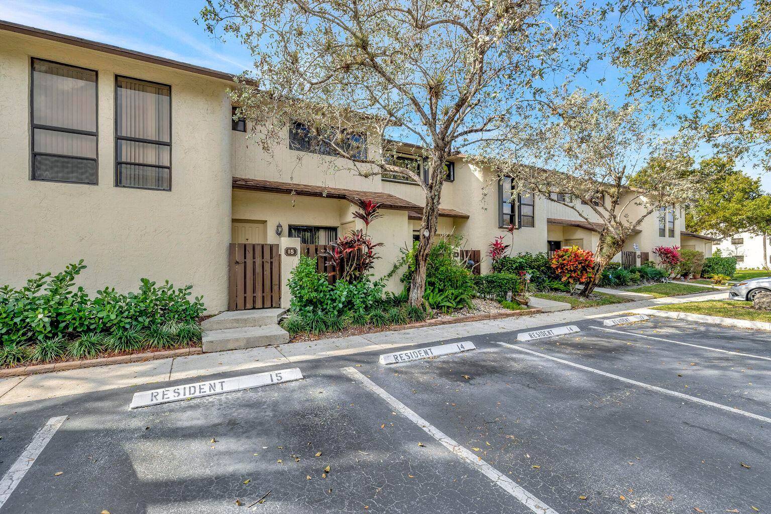 Beautiful 2 bedroom, 2. 5 bath townhome located in the peaceful Bonaire Villages of Woodmont.