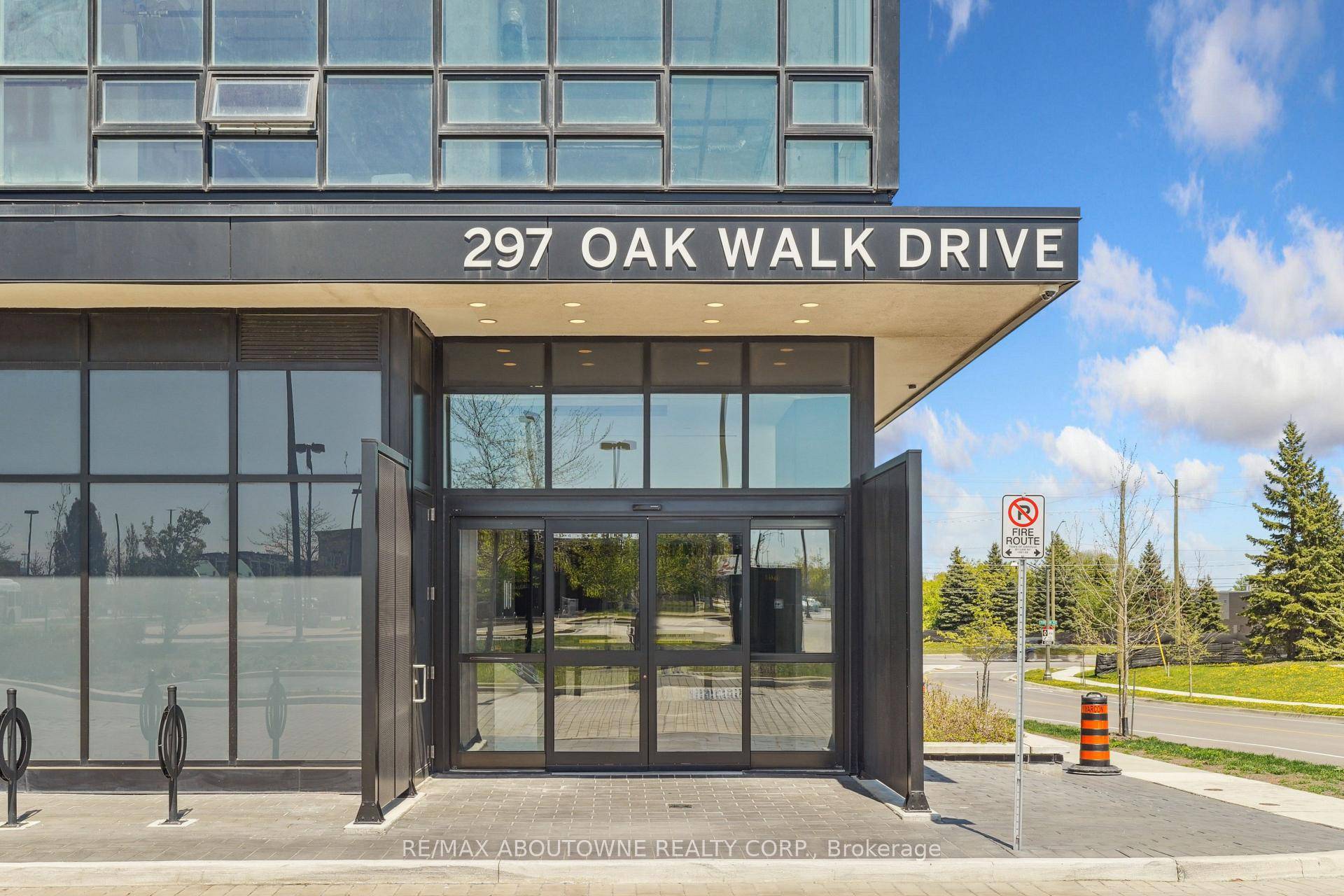 This bright North facing 1 bedroom den with unobstructed views is available for lease.