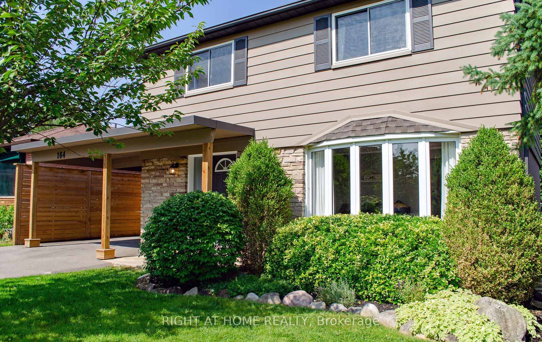 This Beautiful Detached Home is Move in Ready and situated in a sought after and desirable neighbourhood.