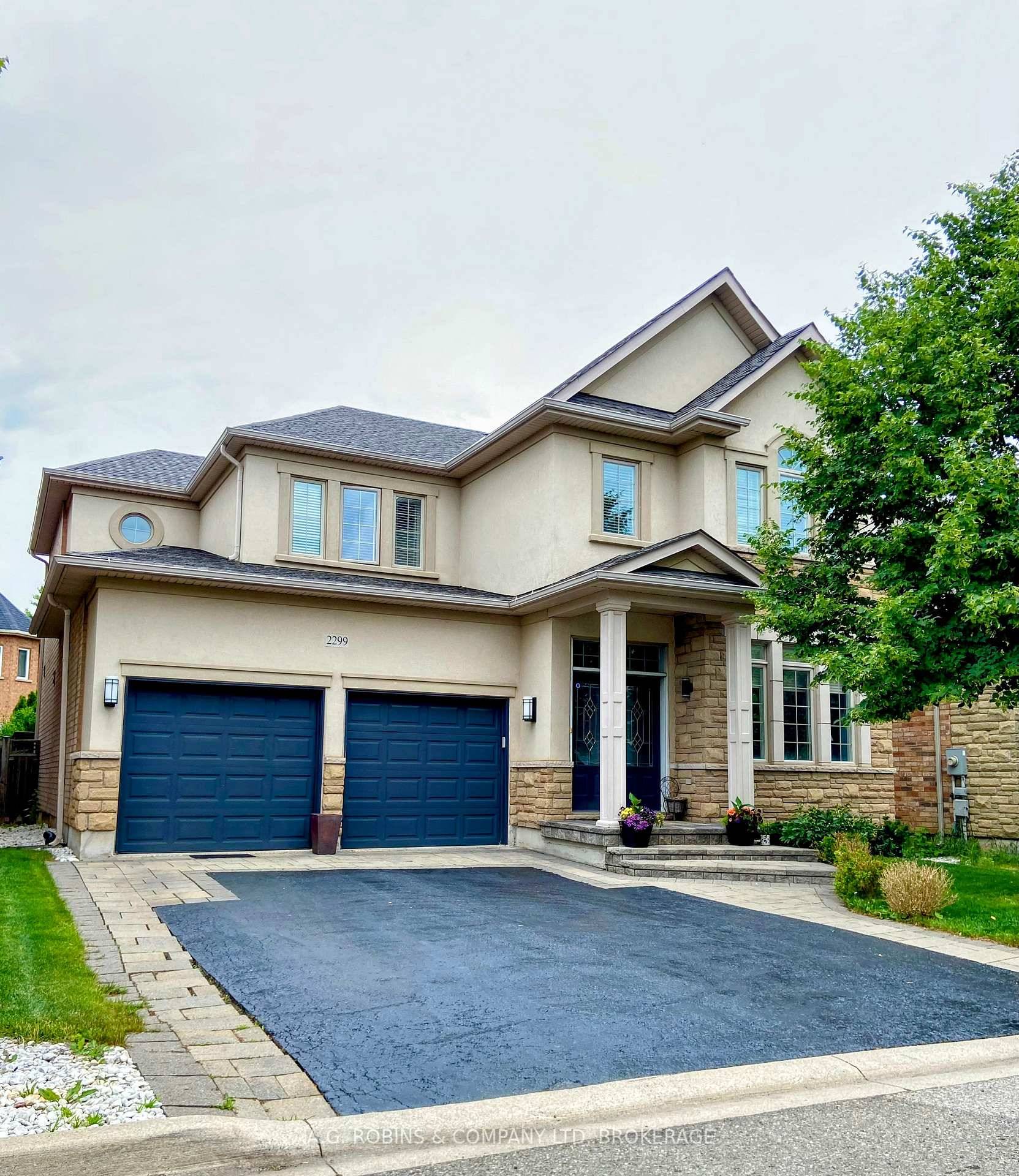 Welcome to this beautifully maintained 4 1 bedroom, 4 bathroom home in Oakville's prestigious Westmount community.