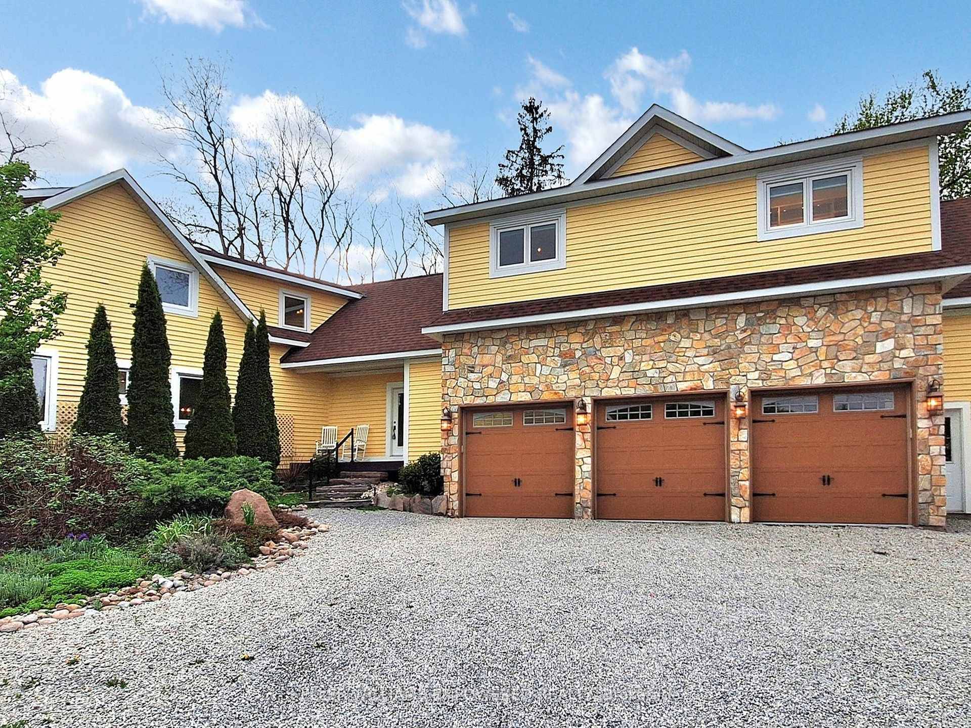 Exceptional living on just over a 1 2 acre lot backing onto Protected Phillips Lake, in the center of York Region !