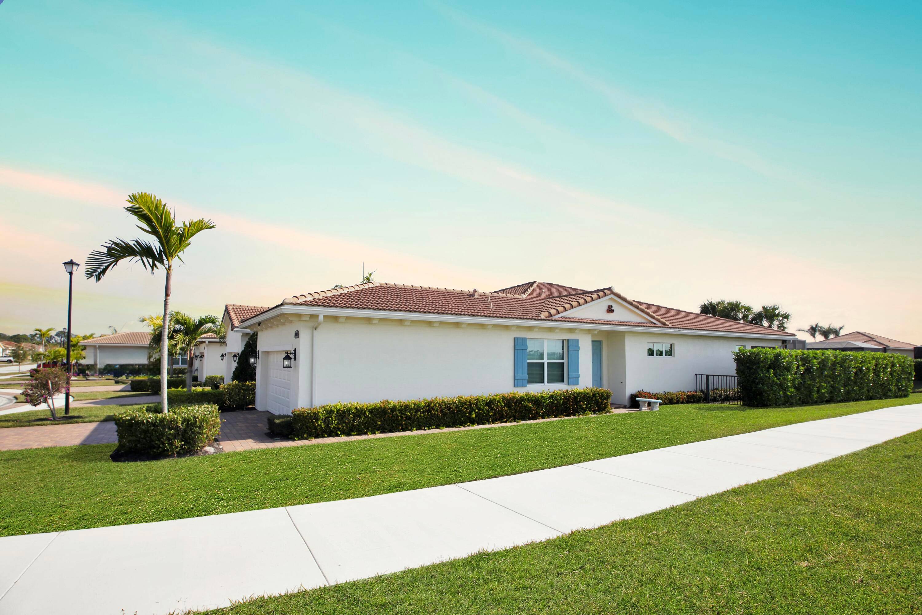 Stunning Upgraded Lakefront Villa in PGA Community !