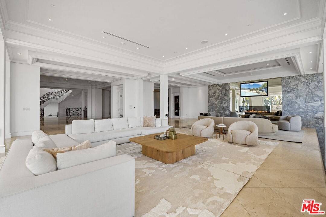 360  TROUSDALE PL 6BR Beverly Hills Post Office | B.H.P.O. La