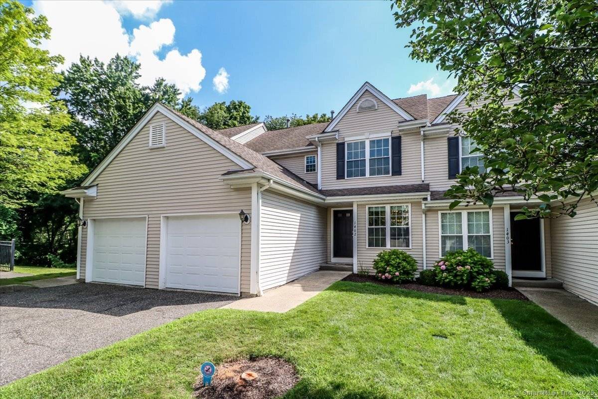 Welcome to 1402, a conveniently located condo with easy access to shopping, dining and more.