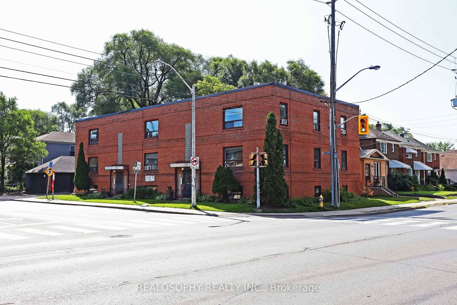 Spacious 2 Bedroom Apartment At Broadview And Cosburn.