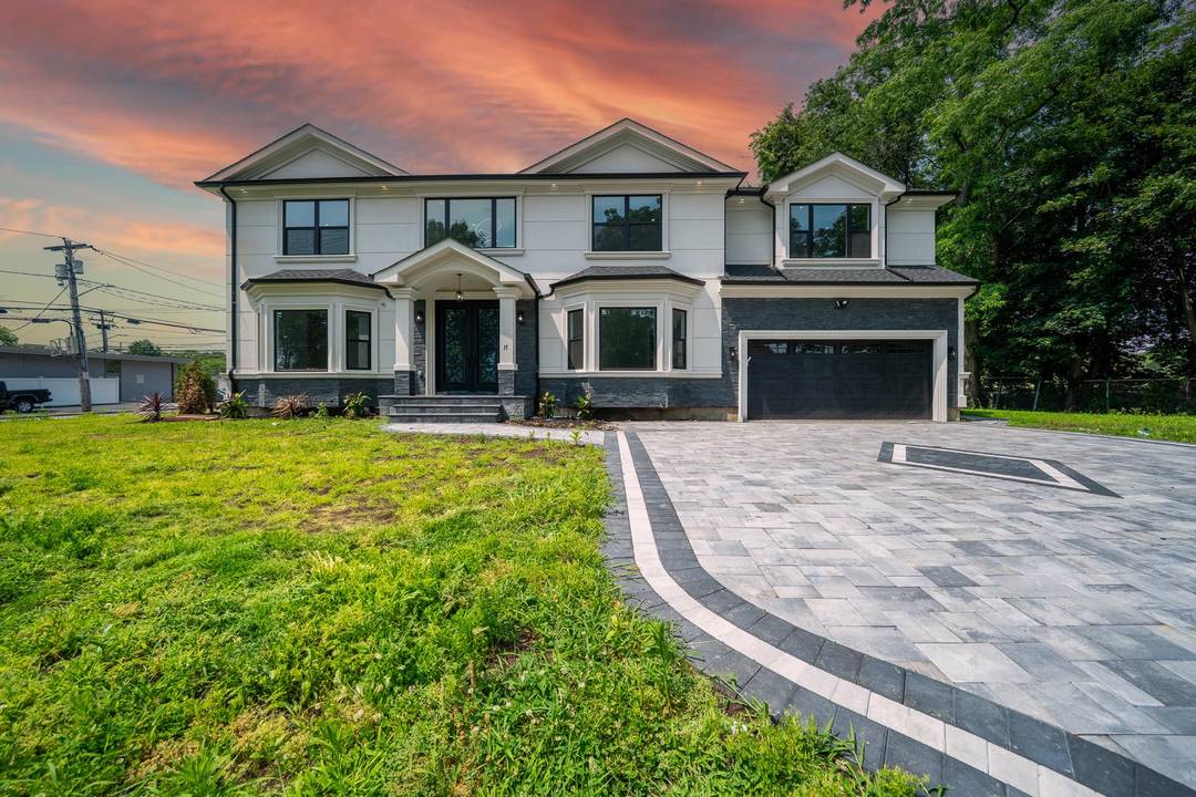 Stunning New Construction Colonial in Syosset !