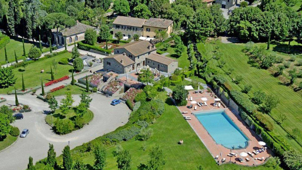 Large real estate hotel complex on sale near Cortona. The total surface is 7500 sqm. Restaurant, conference-hall, swimming pool.