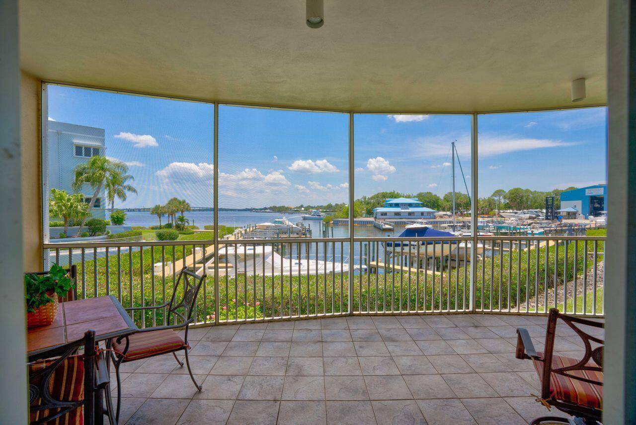 UNIQUE MARINA WATERFRONT COMMUNITY.