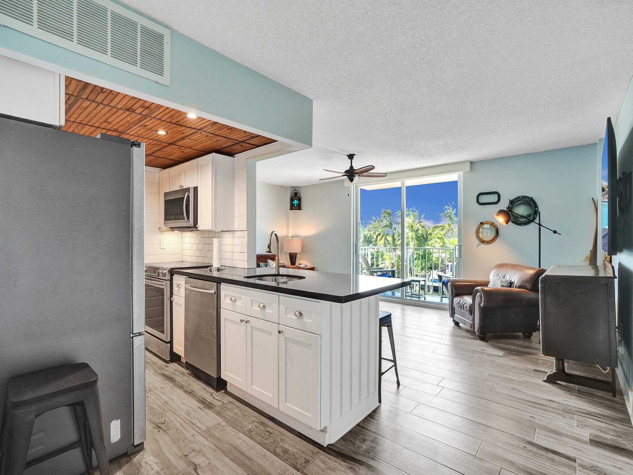 WELCOME TO YOUR MODERN WATERFRONT OASIS !