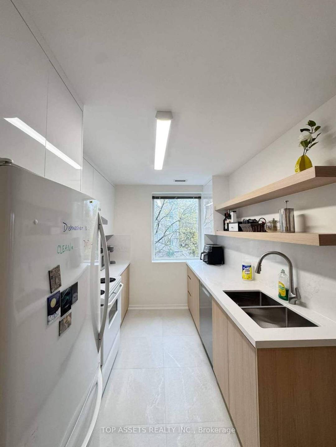 Bright and freshly painted 2 bedrooms, 2 baths corner unit in prime Bayview Eglinton ave E.