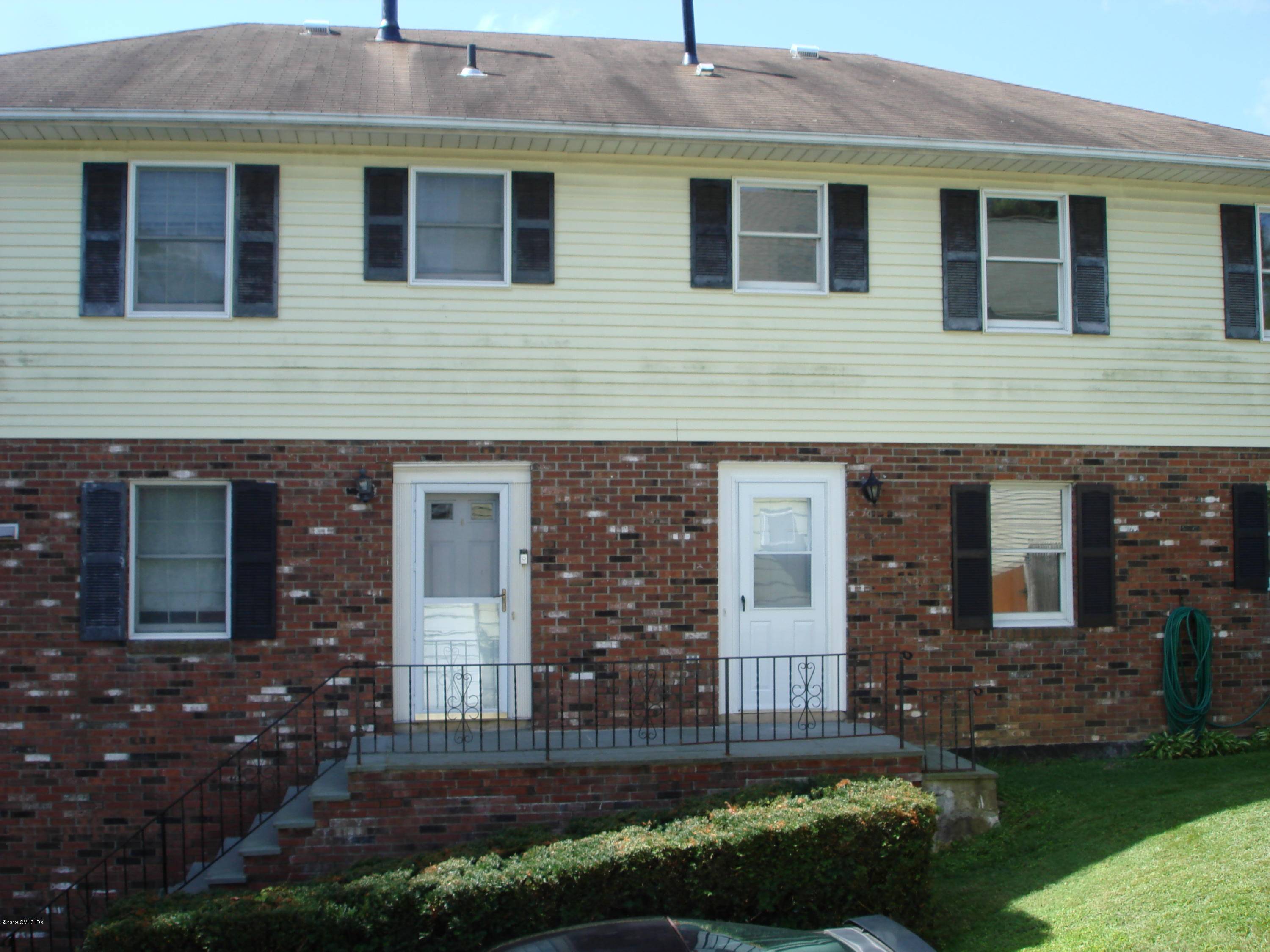 Like new completely renovated bright and spacious townhome duplex in pristine condition !