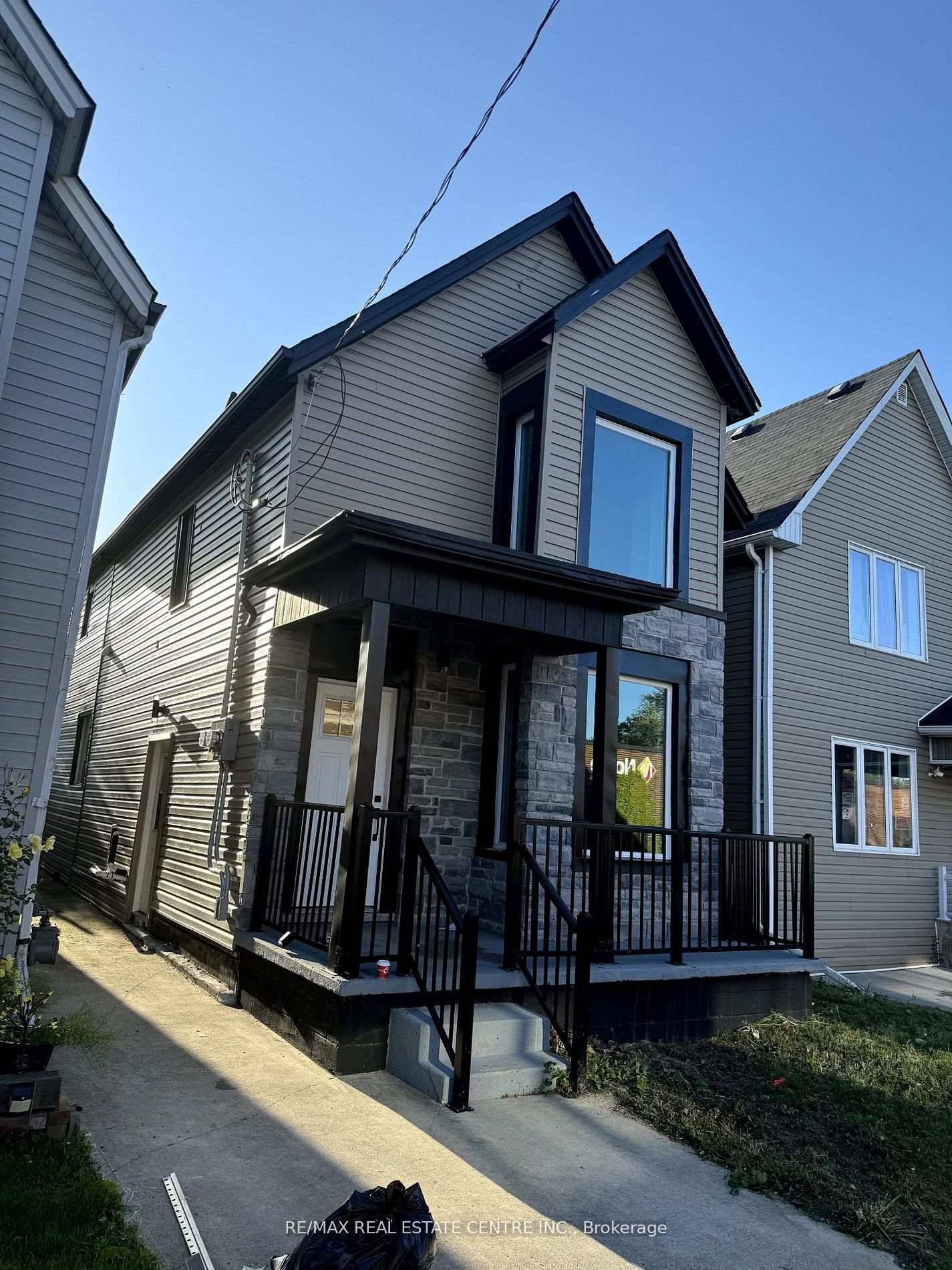 Spacious, Bright and Clean One bedroom basement apartment in Lansdale Hamilton, Separate entrance, Conveniently located minutes away from General Hospital, West Harbour GO Station, Bayfront Park, and the vibrant James ...