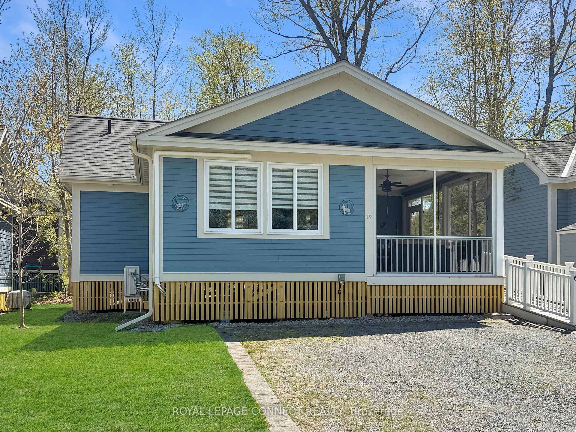 Bright, Accessible Cottage with Sunset Views on East Lake !