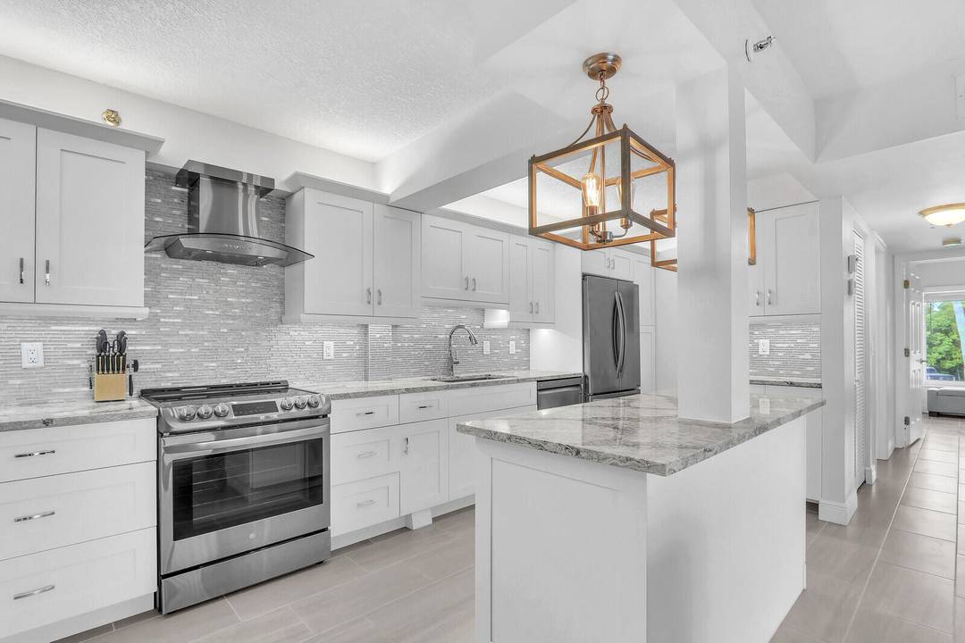 Enjoy seasonal living at Jensen Beach Club !