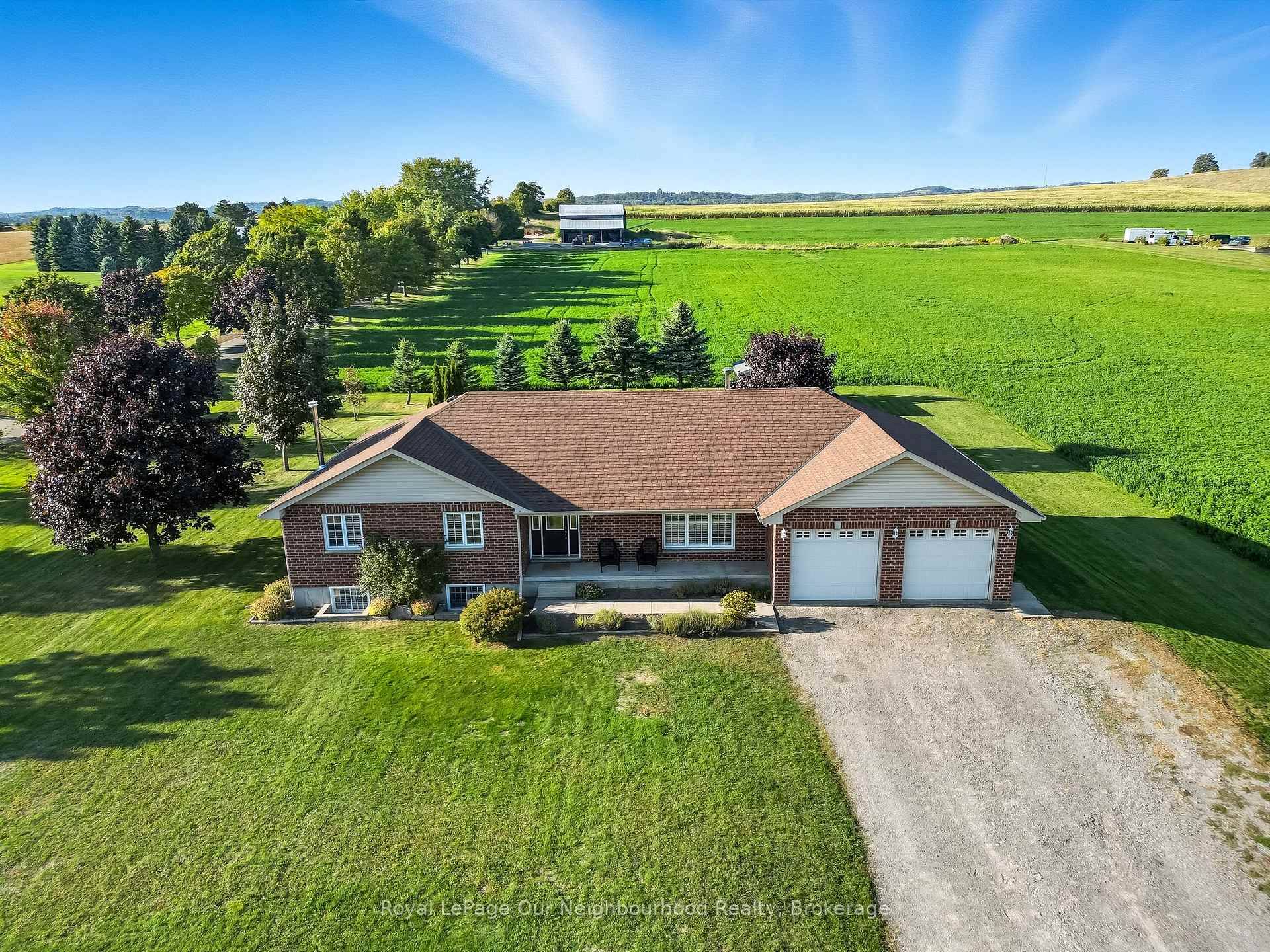 Fantastic Country Property on a large lot !